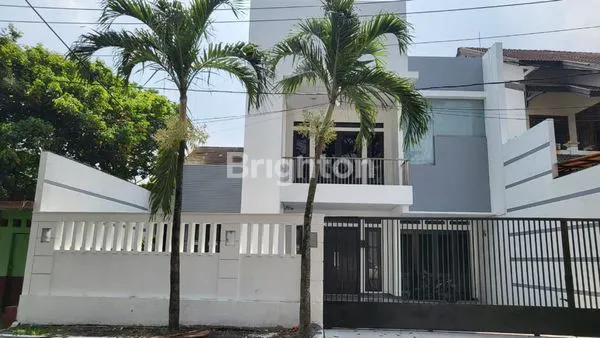 RUMAH MEWAH 3 LANTAI SIAP HUNI DAERAH PAPANDAYAN. ADA ROOFTOP. DEKAT DENGAN SIMPANG LIMA, BANDARA A YANI.
