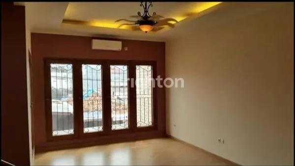 image RUMAH 2.5 LANTAI BEBAS PBB H JAKARTA SELATAN (1)