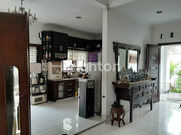image DI SEWAKAN  RUMAH CANTIK DAN MODERN 2 LANTAI DI CAWANG - JAKARTA TIMUR (2)