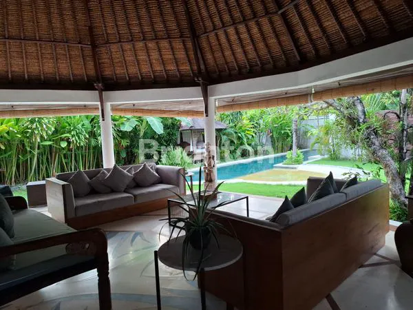 MODERN BALINESSE STYLE 5 BEDROOMS VILLA WITH A PRIVATE SWIMMING POOL LOCATED IN BATUBELIG