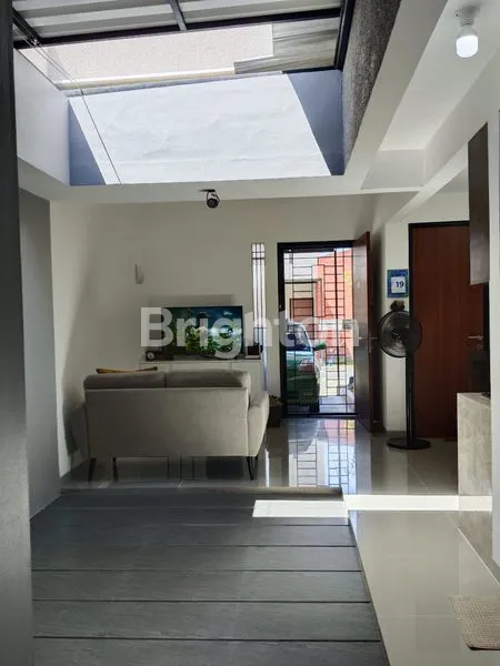 image HUNIAN MUNGIL SIAP HUNI SEMI FURNISHED TURUN HARGA\\U203C\\UFE0F\\U203C\\UFE0F DIRANCANG ARSITEK TERKENAL ANDRA MATIN DI PARUNG PANJANG (2)