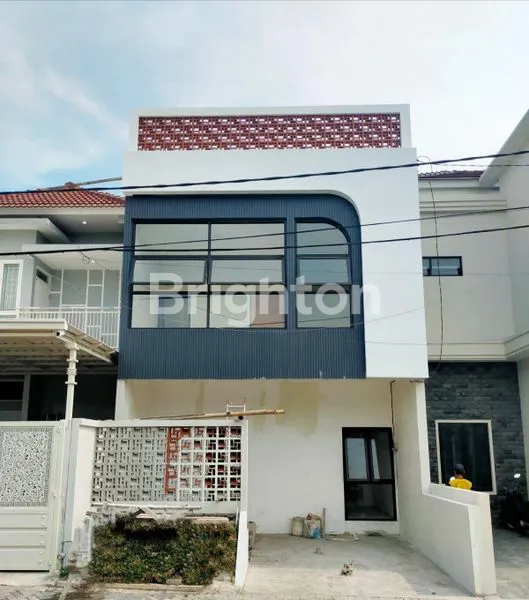 image  TURUN HARGA !!!  RUMAH BARU 2,5 LANTAI ADA ROOFTOPNYA 5 MENIT KE SOEHAT MALANG (1)