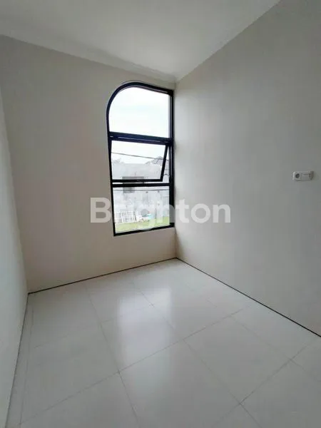 image  TURUN HARGA !!!  RUMAH BARU 2,5 LANTAI ADA ROOFTOPNYA 5 MENIT KE SOEHAT MALANG (4)