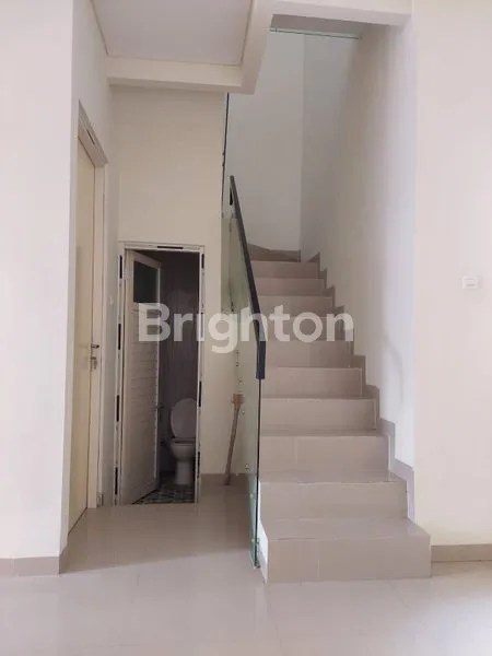 image RUMAH 2 LANTAI (HOOK) TERAWAT DI LINGKUNGAN NYAMAN STRATEGIS DEKAT PUSAT KOTA & EXIT TOLL SIDOARJOCLARISSA REGENCY SIDOARJO (2)