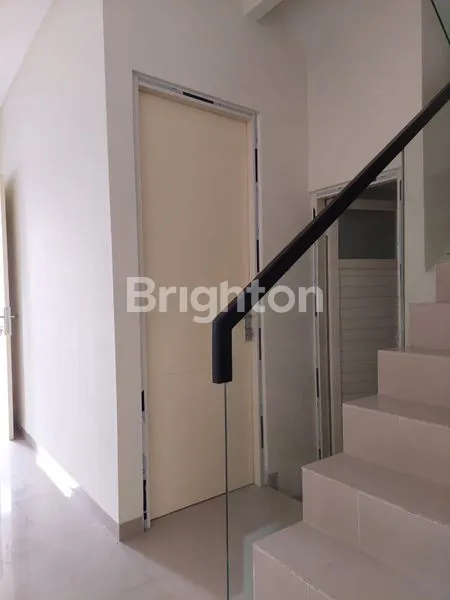 image RUMAH 2 LANTAI (HOOK) TERAWAT DI LINGKUNGAN NYAMAN STRATEGIS DEKAT PUSAT KOTA & EXIT TOLL SIDOARJOCLARISSA REGENCY SIDOARJO (3)