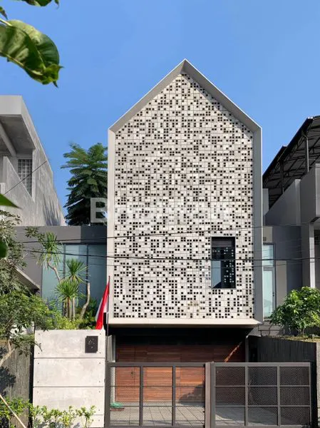 RUMAH MEWAH DI SUMBER HURIP, BABAKAN CIPARAY, BANDUNG SEMI FURNISH LOKASI STRATEGIS