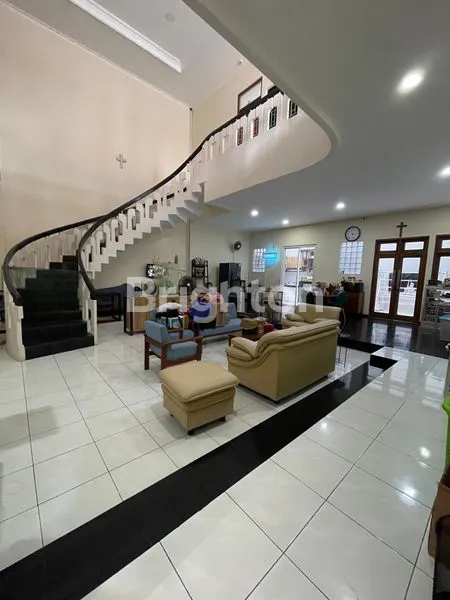 image RUMAH MEWAH STRATEGIS TENGAH KOTA SOLO (2)