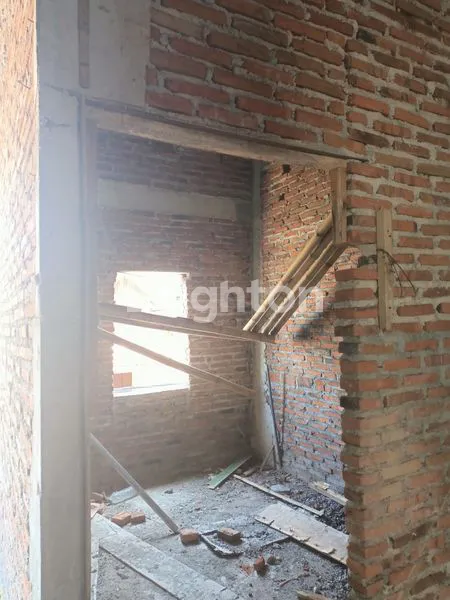 image DIJUAL CEPAT BANGUNAN SETENGAH JADI 2 LANTAI (4)