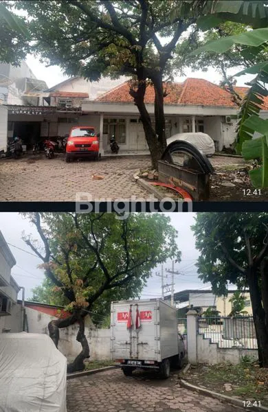 image DIJUAL CEPAT RUMAH STRATEGIS 2 LANTAI DAN HALAMAN TERAS DEPAN BISA MUAT 9 MOBIL DI PERAK SBY  (1)