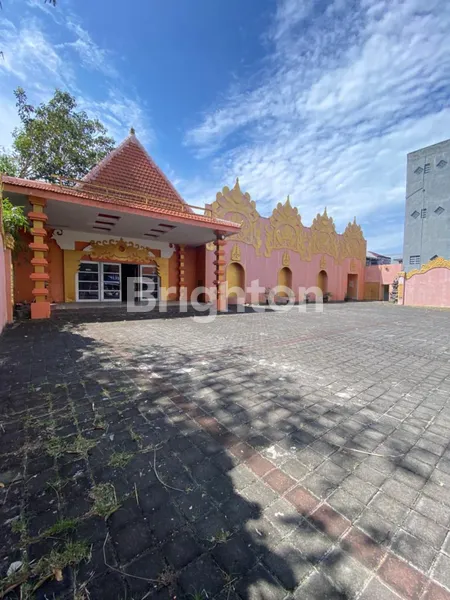 GEDUNG DI NUSA DUA-LOKASI STRATEGIS-PARKIR LUAS-COCOK UNTUK PERKANTORAN, PUSAT OLEH-OLEH, RESTAURANT