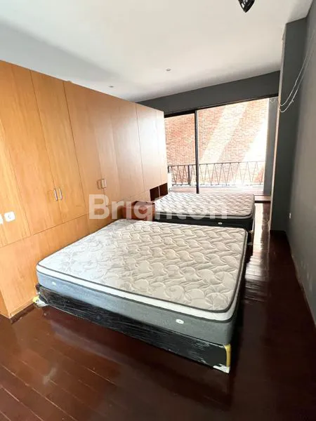 image RUMAH MEWAH SIAP HUNI 3,5 LANTAI DI  CEPETE UTARA (7)