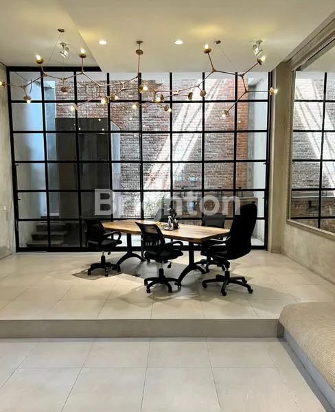 image RUMAH MEWAH SIAP HUNI 3,5 LANTAI DI  CEPETE UTARA (4)