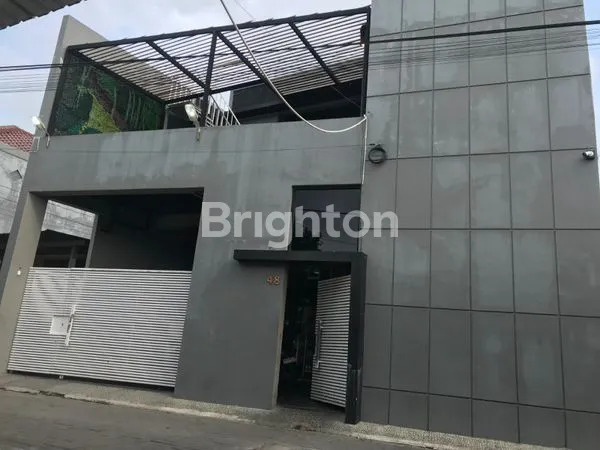 RUMAH LUAS 189 M, 2 LANTAI + ROOFTOP DEKAT UAD WIROSABAN, AKSES MUDAH