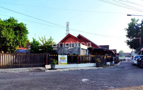 RUMAH POJOK DEKAT STASIUN MADIUN