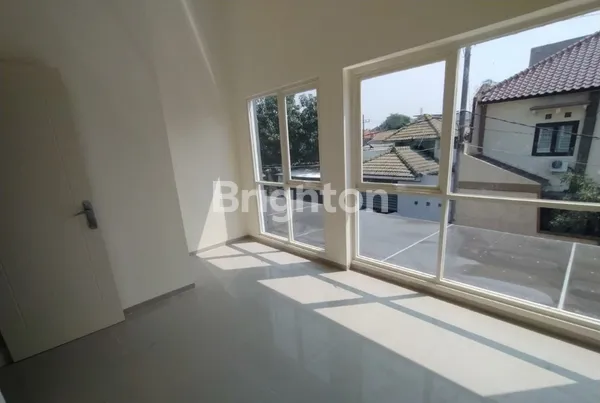 image RUNGKUT RUMAH BARU SIAP HUNI SISA 1 UNIT SELANGKAH DARI MERR, UPN (6)