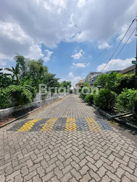 image RUMAH HITUNG TANAH, LOKASI STRATEGIS JL PANJANG JIWO SURABAYA (3)