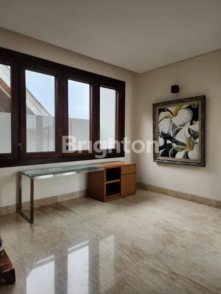 image RUMAH 3 LANTAI SEMI FURNISH DI INTERCON KEBON JERUK JAKARTA BARAT (3)