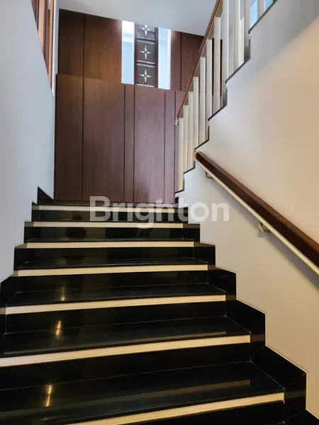 image RUMAH 3 LANTAI SEMI FURNISH DI INTERCON KEBON JERUK JAKARTA BARAT (4)