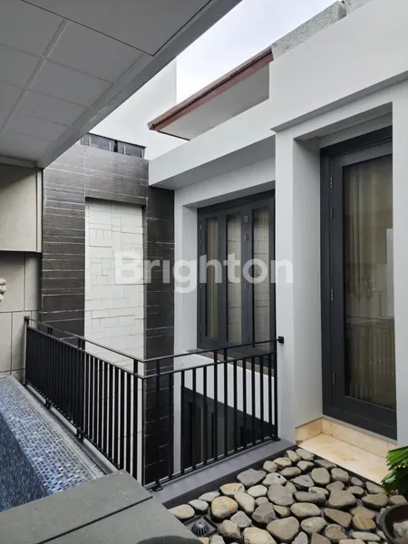image RUMAH 3 LANTAI SEMI FURNISH DI INTERCON KEBON JERUK JAKARTA BARAT (7)