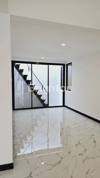 image RUMAH CITRALAND DI TAMAN PUSPA RAYA SURABAYA BARAT DEKAT DENGAN SEKOLAH CIPUTRA, UNIVERSITAS NEGERI SURABAYA, PAKUWON MALL (5)