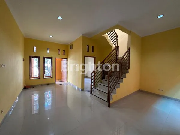 image RUMAH 2 LANTAI BARU RENOV SIAP HUNI DAN TERAWAT DI SOLO BARU  (2)