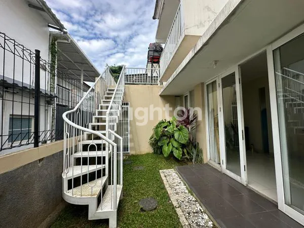 image HUNIAN MEWAH DAN ASRI 2 LANTAI FULLY FURNISHED DI KAWASAN ELITE  SENTUL DENGAN UDARA YANG SEJUK (8)