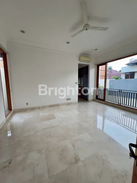 image SEWA RUMAH MEWAH KAWASAN CILANDAK, ADA KOLAM RENANG. LIMA MENIT KE CILANDAK TOWN SQUARE (5)