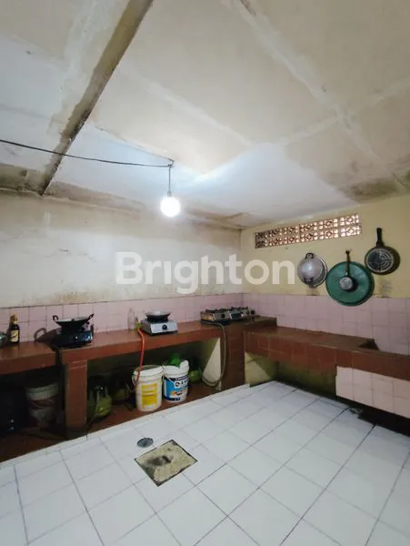 image RUMAH KOS BANGUNAN LAMA 3 LT 30 KAMAR JELAMBAR BISA UNTUK INVESTASI ATAU BANGUN ULANG (3)