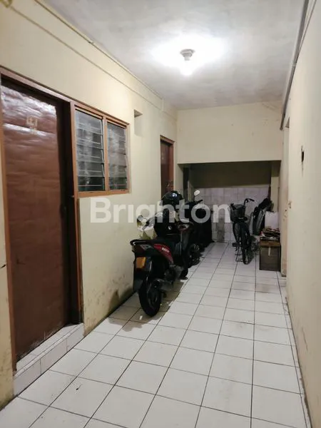 image RUMAH KOS BANGUNAN LAMA 3 LT 30 KAMAR JELAMBAR BISA UNTUK INVESTASI ATAU BANGUN ULANG (4)