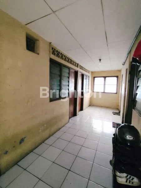 image RUMAH KOS BANGUNAN LAMA 3 LT 30 KAMAR JELAMBAR BISA UNTUK INVESTASI ATAU BANGUN ULANG (5)