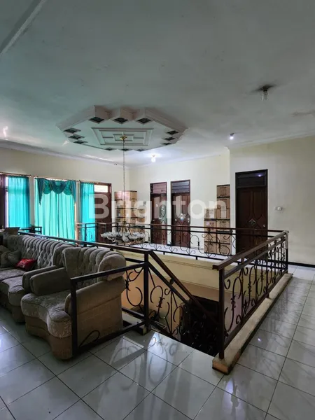 image RUMAH MEWAH 2 LANTAI DI JL SERAM PULAU-PULAU MALANG (7)