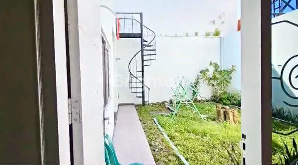 image RUMAH CANTIK DUA LANTAI (7)