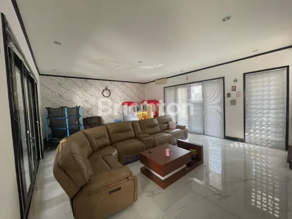 image ISTIMEWA. RUMAH SEMI FURNISH GRAHA FAMILY FAVORIT. DEKAT PAKUWON MALL, PTC, SPAZIO, GWALK CITRALAND, DIAN ISTANA. SIAP PAKAI. SURABAYA BARAT JAWA TIMUR (1)