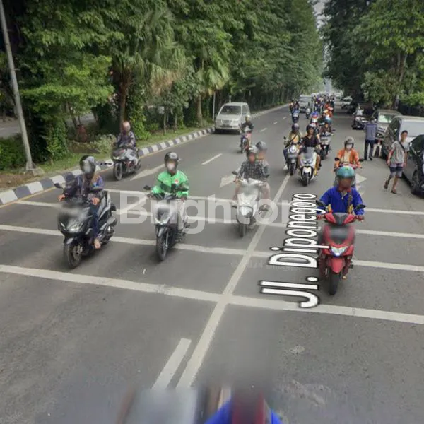 image RUMAH JALAN PROTOKOL DEKAT TUNJUNGAN PLAZA DAN RAYA DARMO (2)