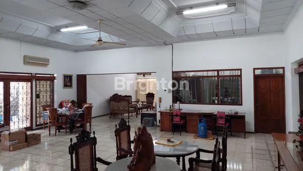 image RUMAH JALAN PROTOKOL DEKAT TUNJUNGAN PLAZA DAN RAYA DARMO (4)