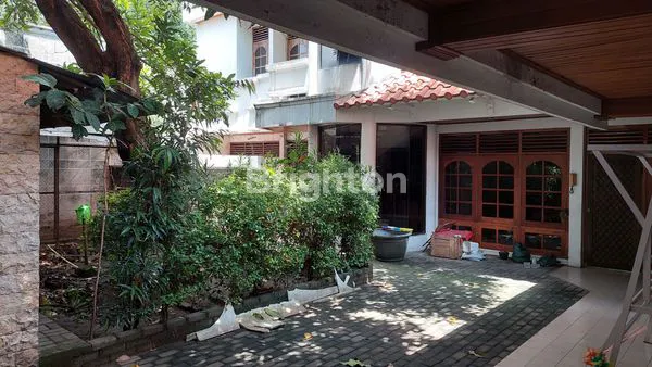 image RUMAH JALAN PROTOKOL DEKAT TUNJUNGAN PLAZA DAN RAYA DARMO (5)
