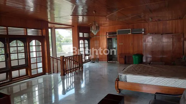 image RUMAH JALAN PROTOKOL DEKAT TUNJUNGAN PLAZA DAN RAYA DARMO (6)