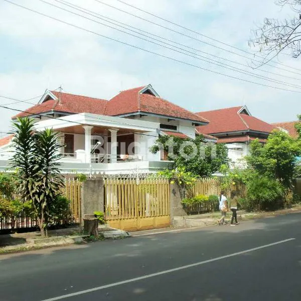 image RUMAH BESAR POJOK JL DR CIPTO & PANG. SUDIRMAN MALANG (2)