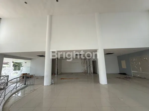 image GEDUNG AKSES JALAN RAYA PROTOKOL UTAMA VETERAN SOLO DAERAH BISNIS STRATEGIS DI SURAKARTA (2)