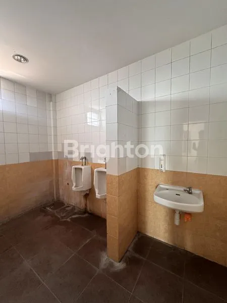 image GEDUNG AKSES JALAN RAYA PROTOKOL UTAMA VETERAN SOLO DAERAH BISNIS STRATEGIS DI SURAKARTA (7)