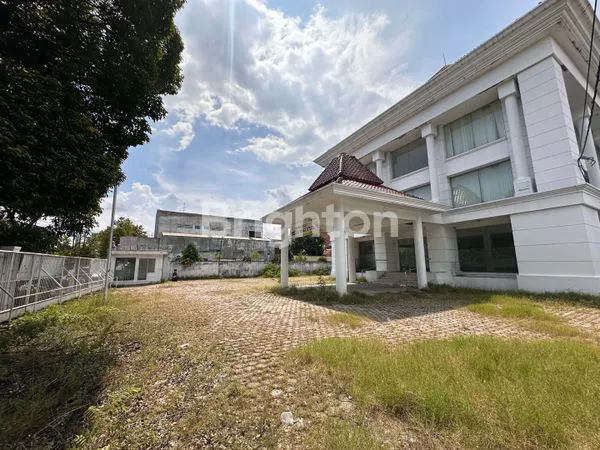 image GEDUNG AKSES JALAN RAYA PROTOKOL UTAMA VETERAN SOLO DAERAH BISNIS STRATEGIS DI SURAKARTA (8)