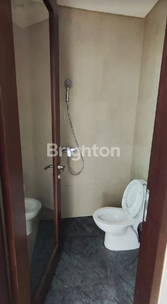 image KOMPLEKS PERUMAHAN DI DENPASAR TIMUR DI TEPI SUNGAI. (7)