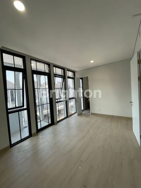 image RUMAH 3 LANTAI TIPE TERBESAR DI  AETHER, READY KPR, GREENWICHPARK, BSD  (3)