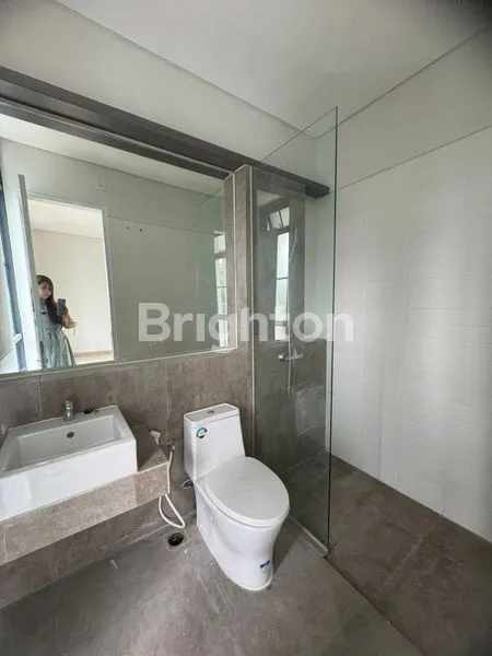 image RUMAH 3 LANTAI TIPE TERBESAR DI  AETHER, READY KPR, GREENWICHPARK, BSD  (6)