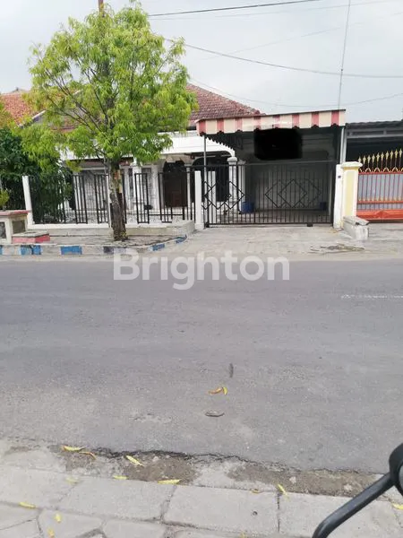 RUMAH LUAS NYA SANGAT BAGUS UNTUK TEMPAT USAHA.....