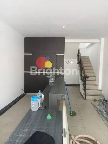 RUKO 3 LANTAI HANYA 1 MENIT DARI TERMINAL DAN STASIUN DEPOK BARU