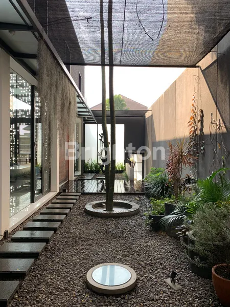 image RUMAH MEWAH 2 LANTAI DI KOMPLEK DI SUMBER SARI INDAH (3)