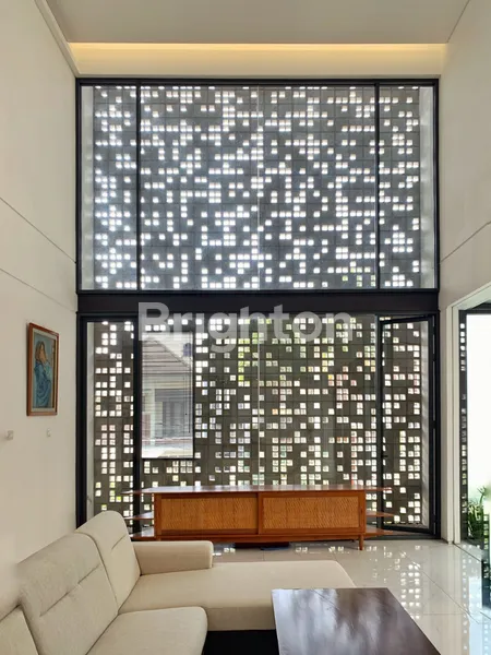 image RUMAH MEWAH 2 LANTAI DI KOMPLEK DI SUMBER SARI INDAH (4)