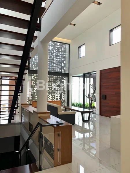 image RUMAH MEWAH 2 LANTAI DI KOMPLEK DI SUMBER SARI INDAH (5)