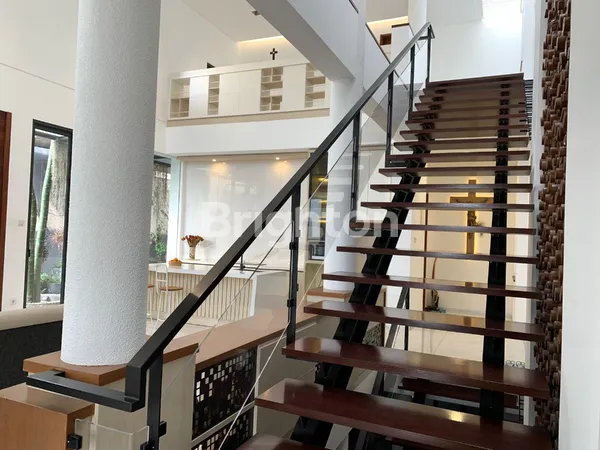 image RUMAH MEWAH 2 LANTAI DI KOMPLEK DI SUMBER SARI INDAH (6)